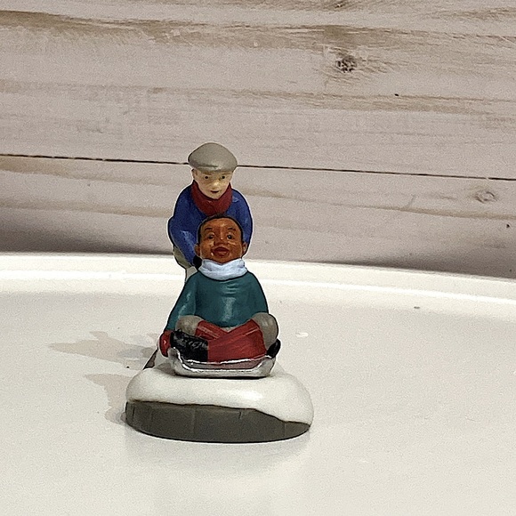 DEPARTMENT 56 - Shoveling Fun - Heritage Village - Christmas in the City - Picture 3 of 9